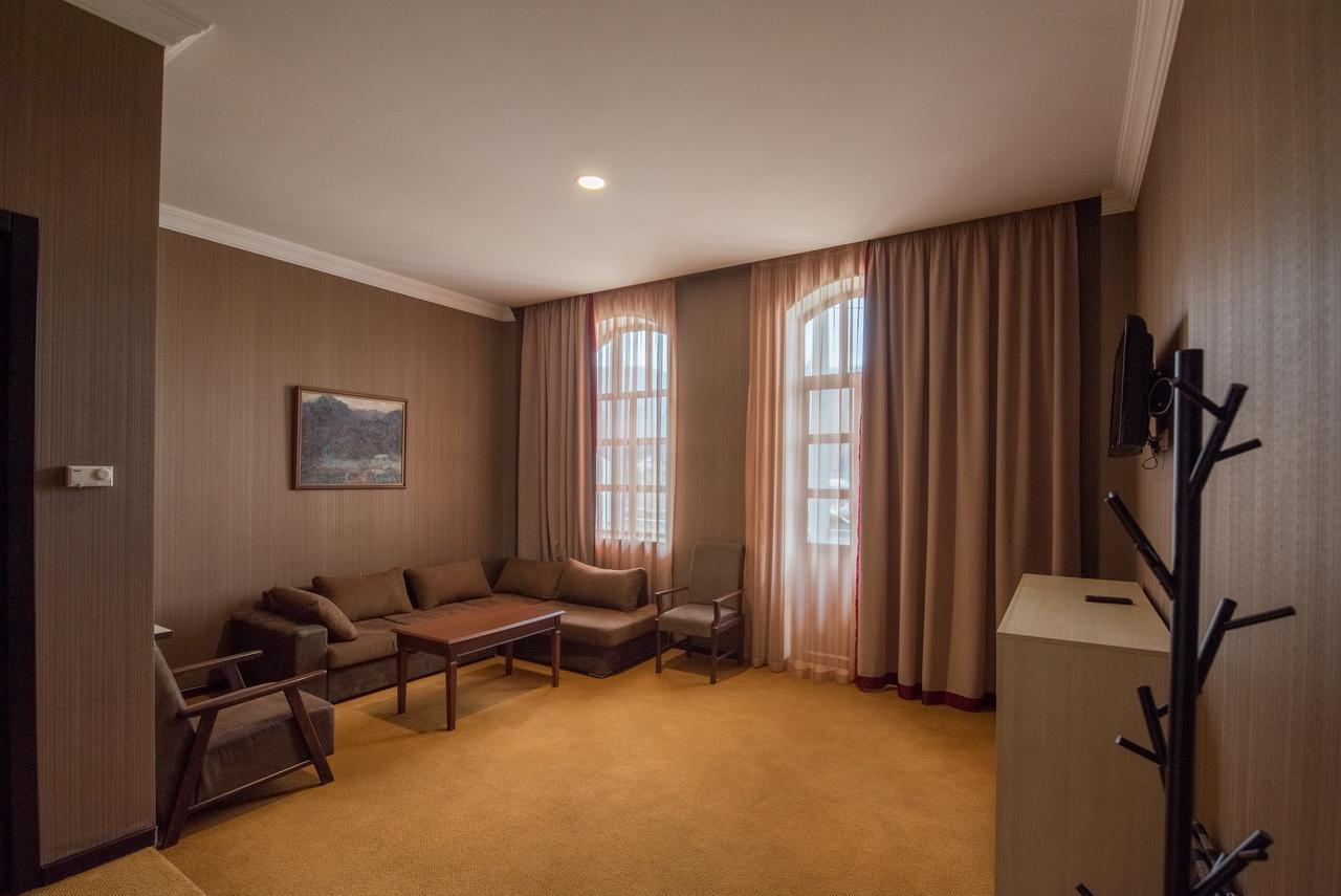 Hotel Rikhe Monika Tbilisi ภายนอก รูปภาพ