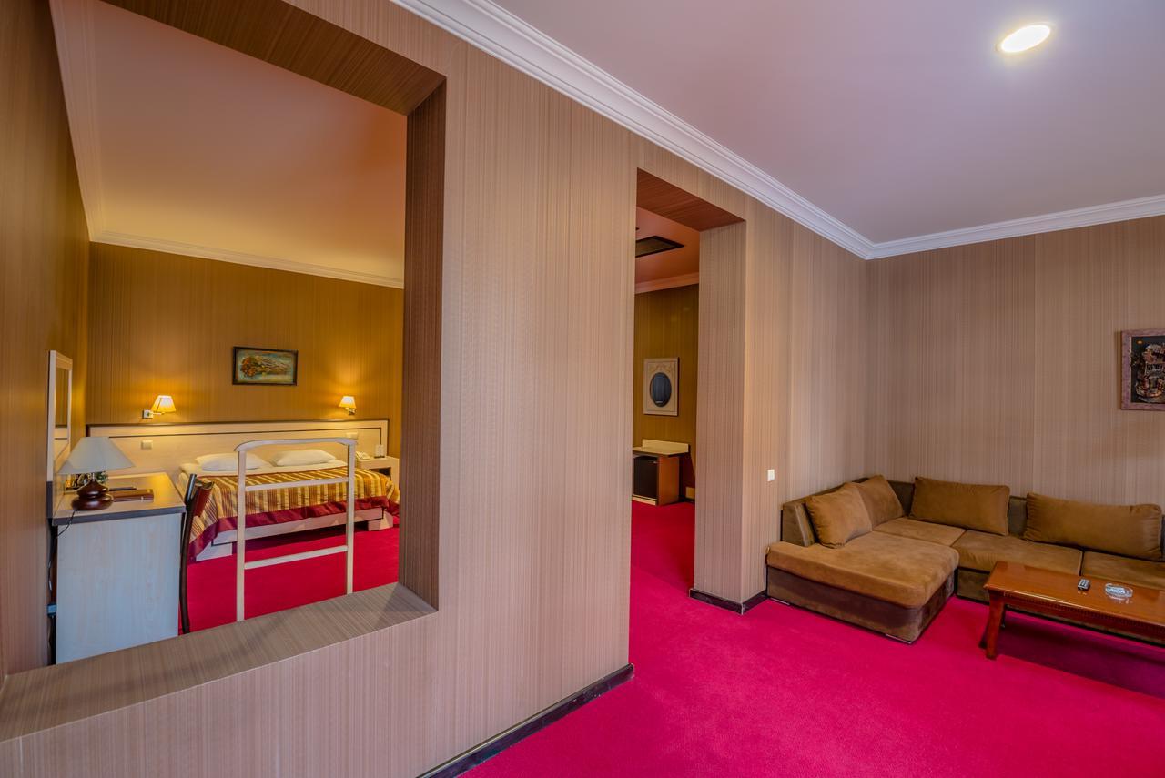 Hotel Rikhe Monika Tbilisi ภายนอก รูปภาพ
